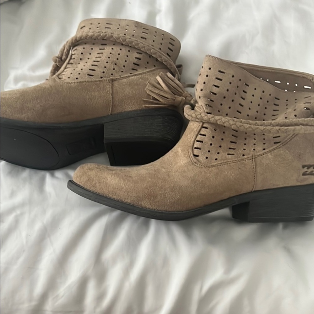 Women's Billabong Tan Ankle Boots- Like New